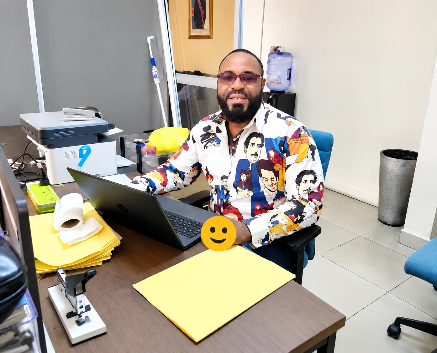Professionnel dans un environnement de bureau