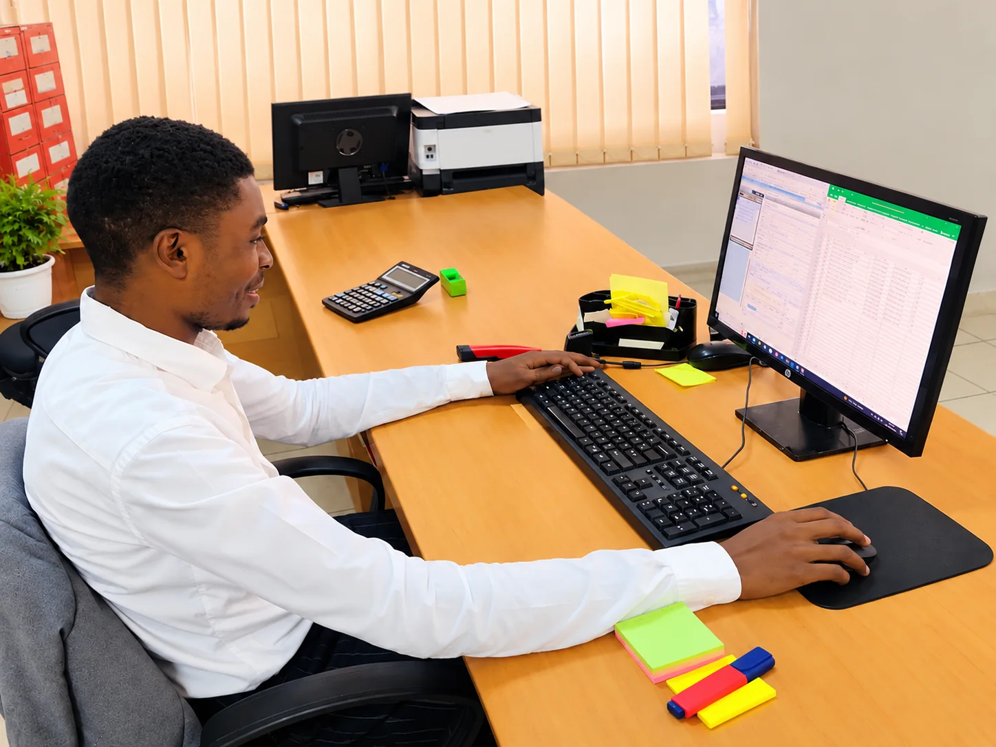 Professionnel travaillant sur ordinateur