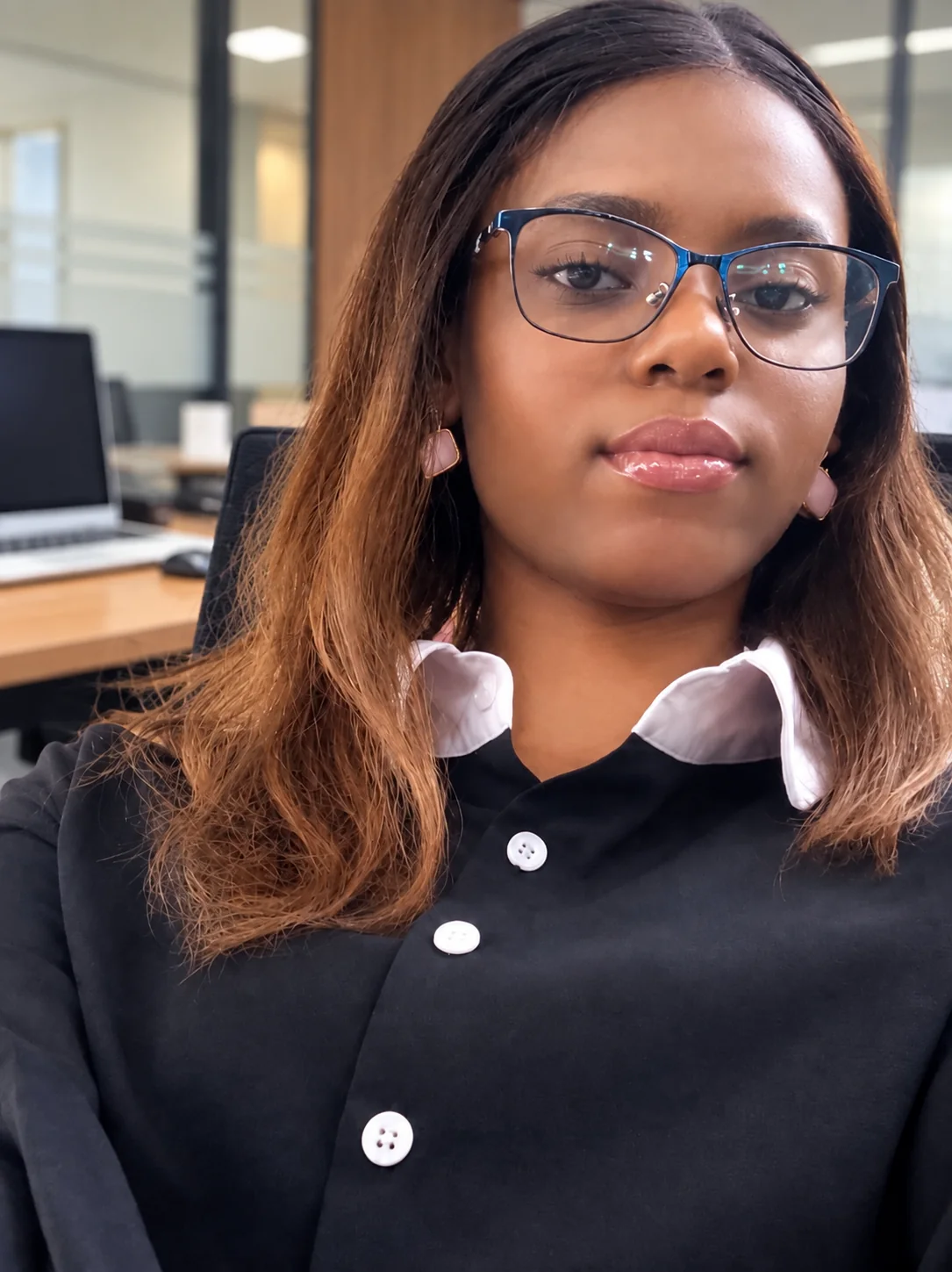 Portrait professionnel dans un environnement de travail